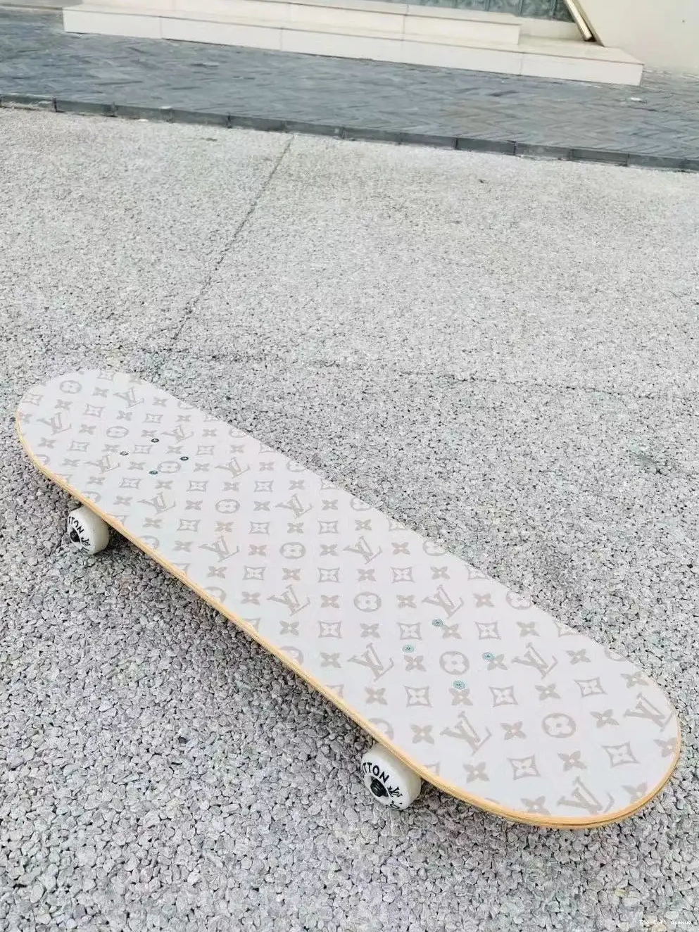 LV CUSTOM SKATEBOARD 0521